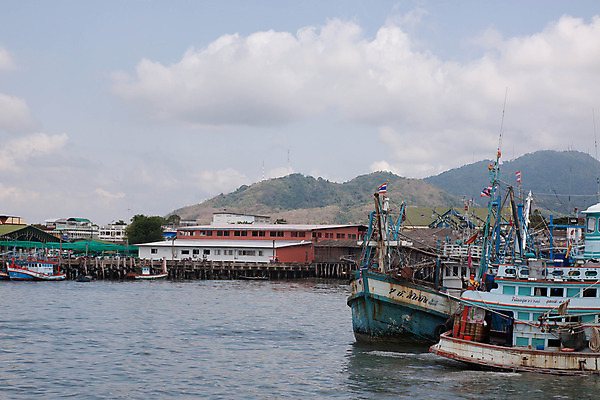 포토 JPG 해외이미지 직업 남자 산업 바다 섬 여행 태국 자연 낚시 사람 사람없음 옆모습 물 경제 컬러풀 항구 위험 함선 장면 낚시꾼 포트 어장 동쪽 남쪽 노예 옛날 많음 해외202004 해외포토 자연요소 아시아 뷰포인트 컬러 컨셉 배_교통 교통시설 레저 방향 생태계 파일형식 이미지허브
