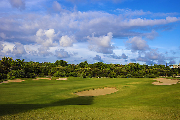 포토 JPG 해외이미지 나무 직업 라이프스타일 공원 스포츠 컨셉 밭 골프 공 골프장 자연 놀이 하늘 풍경 취미 사람없음 야외 컵 초록색 여름 운동 일출 맑음 일몰 경쟁 게임 구멍 고급 떨어짐 강의 언덕 클럽 휴양지 발리 슛 골프티 때리기 퍼터 페어웨이 해외202004 해외포토 식물 식기 계절 공공시설 컬러 섬 농업 스포츠시설 모션 날씨 골프용품 건강 생활 구기 노을 장소 생태계 인도네시아 파일형식 이미지허브