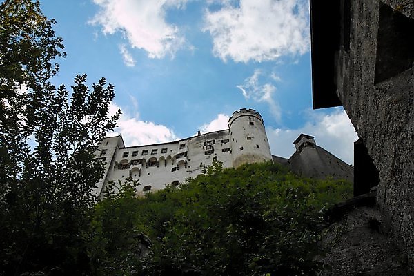 포토 JPG 해외이미지 구름 벽 로우앵글 건축양식 하늘 지붕 양파 날씨 주택 사람없음 건물 파란색 갈색 탑 회색 바위 최고 성 중세 역사 오스트리아 타일 상승 원뿔 흐림 유지 르네상스 옛날 잘츠부르크 해외202004 해외포토 자연요소 도형 건축물 건축 유럽 뷰포인트 컬러 컨셉 채소 돌_바위 파일형식 이미지허브