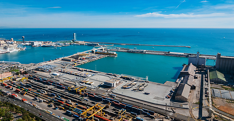 포토 JPG 해외이미지 나무 식물 구름 산업 도로 여행 비즈니스 자동차 하늘 풍경 사람없음 건물 물 경제 파란색 도시풍경 햇빛 탑 항구 맑음 거래 기차 화물 도시 보트 스페인 컨테이너 창고 언덕 무역 상업 오르기 수납 포트 타운 바르셀로나 스카이라인 물류 나루 사일로 수평선 해외202004 해외포토 자연요소 건축물 유럽 길 육상교통 컬러 배_교통 교통시설 모션 날씨 대중교통 태양 운송업 파일형식 이미지허브