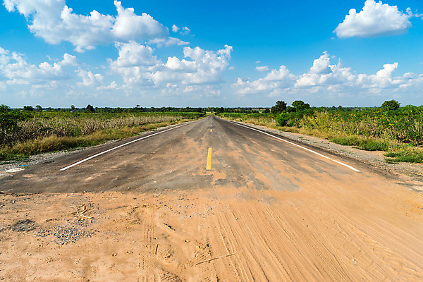 포토 JPG 해외이미지 도로 교통시설 자연 하늘 거리 경고 사람없음 블록 운전 죽음 떨어짐 위험 장애물 종료 해외202004 해외포토 길 교통 컨셉 모션 시설 생태계 파일형식 이미지허브