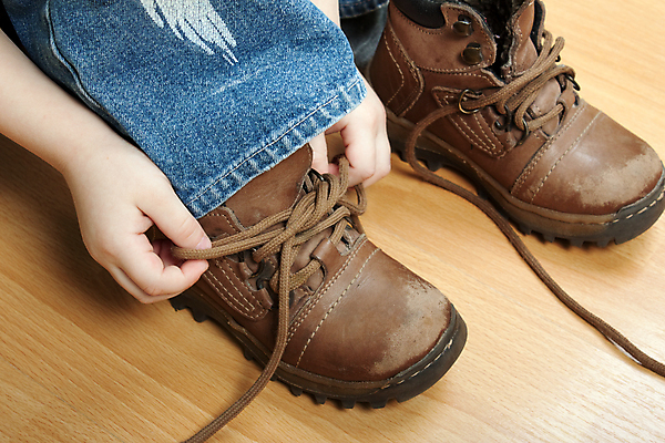 포토 JPG 해외이미지 백인 손 드레스 옷 남자 어린이 줄 스포츠 포즈 신발 손가락 사람 앉기 소년 사람없음 10대 운동 유행 흰색 청바지 아기 도움 쌍 우아함 가죽 묶기 옷입기 매듭 고립 양발 운동화끈 헬프 해외202004 해외포토 서양인 컬러 컨셉 바지 모션 청소년 건강 신체부위 끈 파일형식 이미지허브