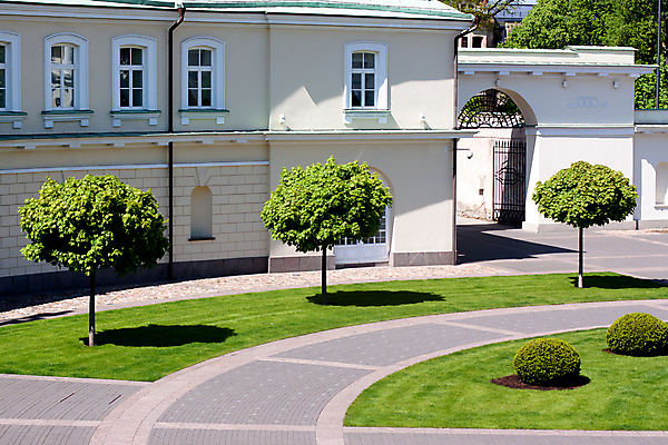 포토 JPG 해외이미지 나무 건축양식 사람없음 야외 건물 장식 가로 초록색 햇빛 맑음 궁전 흰색 원형 큼 아치 복고 정사각형 타운 리투아니아 옛날 해외202004 해외포토 도형 식물 건축물 건축 유럽 컬러 고건축 날씨 태양 도시 크기 파일형식 이미지허브