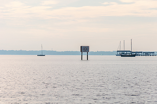 포토 JPG 해외이미지 야생동물 바다 여행 북아메리카 경고 안전 사람없음 물 강 미국 어둠 관찰 표지판 보트 보호 위험 손목시계 사인 속도 예방 지역 느림 흐림 뱃놀이 플로리다 해외202004 해외포토 자연요소 동물 시계 컨셉 배_교통 장신구 모션 날씨 알림판 아메리카 전통놀이 파일형식 이미지허브