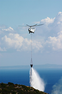 포토 JPG 해외이미지 주간 구름 하늘 사람없음 야외 헬리콥터 소방 소방헬리콥터 화재진압 해외202004 해외포토 자연요소 비행기 화재 진압 파일형식 이미지허브
