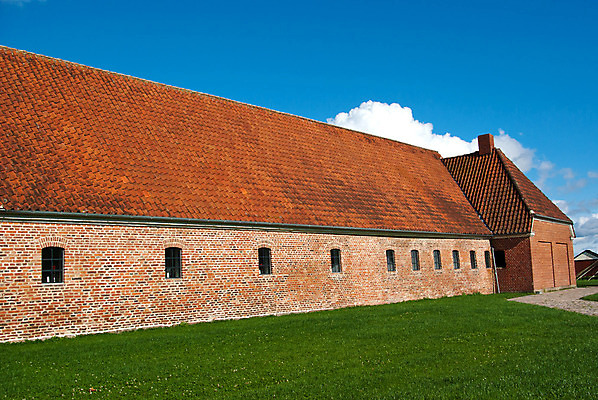 포토 JPG 해외이미지 전통 외관 유럽 문화 여행 밭 농업 건축양식 자연 하늘 지붕 부동산 주택 덴마크 굴뚝 풍경 잔디 사람없음 야외 건물 여름 농가 농장 마을 수확 시골 재산 시골집 장면 외양간 밭일 스칸디나비아 옛날 스타일 해외202004 해외포토 식물 건축물 계절 건축 나라 산업 북유럽 금융 생태계 파일형식 이미지허브