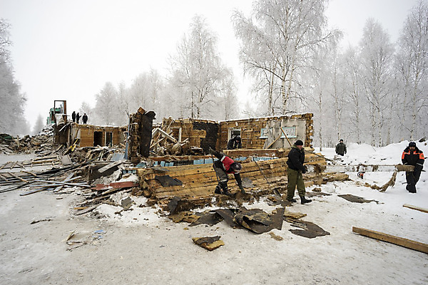포토 JPG 해외이미지 벽 겨울 곰 부동산 사람없음 건물 목재 블록 업무 서리 통나무 낭비 건축업자 단절 복원 수목 옛날 해외202004 해외포토 나무 동물 건축물 계절 건축 컨셉 재료 포유류 작업 재산 파일형식 이미지허브