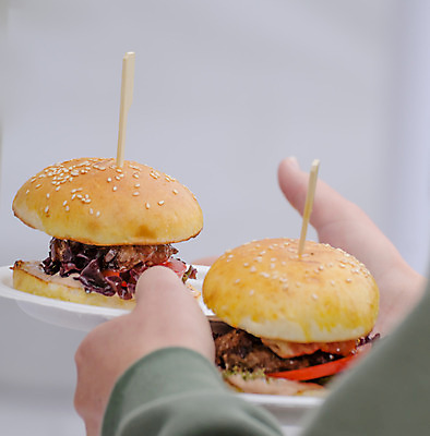 포토 JPG 해외이미지 접시 음식 양파 치즈 패스트푸드 샌드위치 육류 요리 씨앗 사람없음 빨간색 파티 식사 저녁식사 소고기 햄버거 흰색 막대기 클래식 그릴 인스턴트 폐기물 작음 굽기 깨 패티 마요네즈 점심식사 미니 번 치즈버거 핸드메이드 해외202004 해외포토 식물 식기 빵 컬러 컨셉 채소 식재료 주방용품 유제품 이벤트 조미료 소스_음식 쓰레기 크기 구이 파일형식 이미지허브