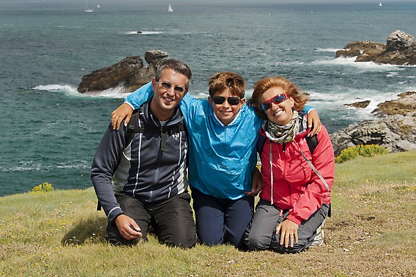 포토 JPG 해외이미지 백인 라이프스타일 여자 남자 행복 아들 어린이 바다 가족 관계 엄마 휴가 함께함 사랑 미소 웃음 사람 성인 야외 10대 세명 여름 아빠 해외202004 해외포토 서양인 계절 감정 컨셉 청소년 표정 생활 파일형식 이미지허브