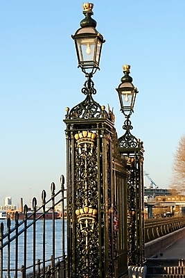 포토 JPG 해외이미지 영어 백그라운드 호텔 전등 주택 사람없음 문 정원 궁전 수확 바위 램프 기둥 큼 맨션 철 런던 대문 연립주택 경영 옛날 해외202004 해외포토 문자 건축 고건축 농업 비즈니스 숙소 조명 영국 건물 돌_바위 크기 파일형식 이미지허브