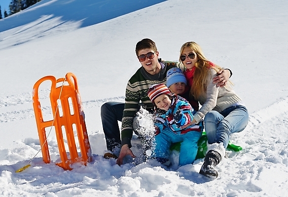 포토 JPG 해외이미지 주간 라이프스타일 여자 남자 행복 아들 어린이 겨울 가족 엄마 휴가 산 함께함 사랑 사람 앉기 소년 성인 야외 세명 설원 기쁨 추위 아빠 썰매 눈썰매장 해외202004 해외포토 자연요소 계절 감정 컨셉 관계 모션 눈_날씨 생활 파일형식 이미지허브