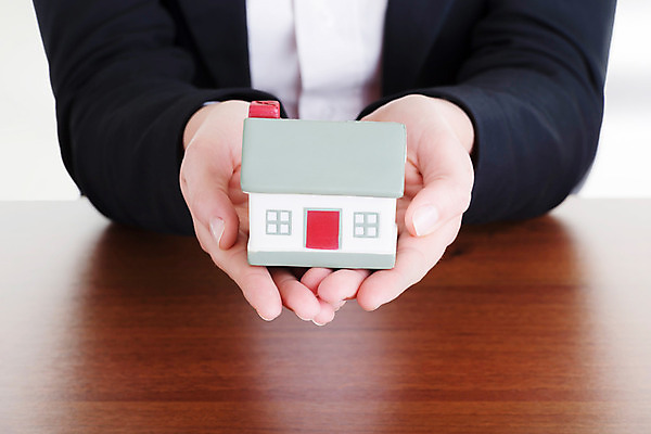 포토 JPG 해외이미지 여자 부동산 실내 한명 들기 상반신 성인 비즈니스우먼 건축모형 나무탁자 부동산중개사 성인여자한명만 해외202004 해외포토 직업 1 비즈니스 모션 탁자 사람 내부 모형 직장인 재산 여자한명만 성인여자만 파일형식 이미지허브