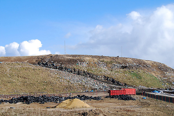 포토 JPG 해외이미지 산업 사람없음 환경 이탈리아 재활용 도시 쓰레기 폐기물 컨테이너 플라스틱 버리기 생태계 트랙터 문제 짐차 한조각 흙더미 낭비 생태학 중고 해외202004 해외포토 1 교육 유럽 컨셉 모션 자동차 재질 흙 농기계 친환경 특수차량 파일형식 더미 이미지허브