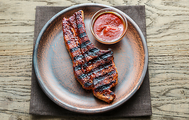 포토 JPG 해외이미지 접시 음식 조각 다이어트 토마토 부분 탁자 뼈 파프리카 육류 돼지고기 요리 사람없음 목재 빨간색 초록색 식당 신선 그릴 정상 바비큐 케첩 자르기 굽기 향신료 매움 서빙 후추 훈제 바비큐립 고립 미니 절임 해외202004 해외포토 나무 식기 컬러 가구 채소 식재료 재료 모션 주방용품 건강 상점 소스_음식 맛 구이 향미료 파일형식 이미지허브