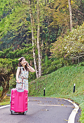 포토 JPG 해외이미지 나무 식물 여자 꽃 아시아 도로 여행 꽃무늬 가방 자연 모바일 거리 바닥 항해 대화 한명 미소 사람 동양인 야외 여름 스마트폰 여행객 정원 여행가방 외침 기쁨 짐 신선 전화기 만족 내추럴 수하물 파우치 해외202004 해외포토 1 잡화 계절 감정 나라 길 무늬 배_교통 교통시설 표정 말하기 인종 핸드폰 스마트기기 소리 생태계 파일형식 이미지허브