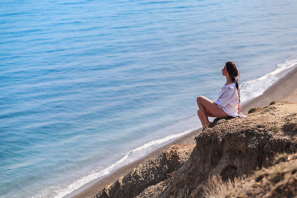 포토 JPG 해외이미지 1 라이프스타일 옷 여자 행복 바다 여행 포즈 자연 휴가 휴식 산 한명 앉기 성인 야외 물 파란색 우주 침묵 자유 해외202004 해외포토 자연요소 감정 컬러 컨셉 모션 사람 생활 소리 생태계 파일형식 이미지허브