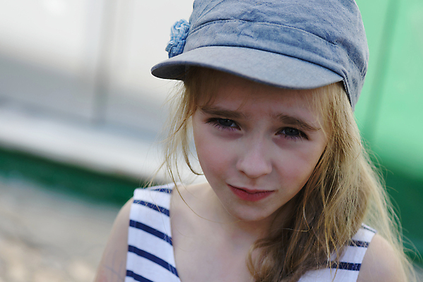 포토 JPG 해외이미지 백인 응시 행복 얼굴 어린이 백그라운드 생각 친절 한명 사람 파란색 금발 꿈 올려보기 흰색 표현 아기 관찰 작음 집중 피부 걸음마 천진난만 해외202004 해외포토 서양인 1 헤어스타일 시선 감정 컬러 컨셉 모션 신체부위 크기 파일형식 이미지허브