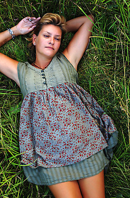 포토 JPG 해외이미지 밭 자연 휴식 건강 한명 여름 태양 농장 일몰 땅 복지 거짓말 돌봄 해외202004 해외포토 자연요소 1 계절 컨셉 농업 모션 사람 노을 사회이슈 생태계 파일형식 이미지허브