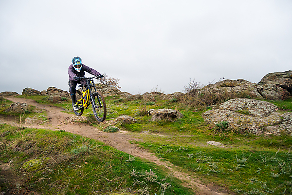 포토 JPG 해외이미지 라이프스타일 남자 스포츠 겨울 자연 하늘 날씨 산 한명 사람 풍경 경사 야외 자전거 가을 승차 헬멧 언덕 라이더 바이킹 산악자전거 해외202004 해외포토 1 계절 모션 생활 바이크 보호장비 생태계 파일형식 이미지허브