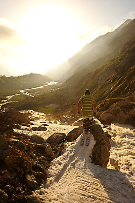 포토 JPG 해외이미지 구름 모델 직업 라이프스타일 웰빙 옷 남자 유럽 스포츠 신체 모션 하늘 산 건강 한명 사람 성인 야외 초록색 파란색 강 태양 갈색 계곡 힘 기쁨 추위 광선 흰색 오픈 용기 순수 흥분 암초 고립 해외202004 해외포토 자연요소 1 그릇 감정 나라 컬러 컨셉 생활 파일형식 이미지허브