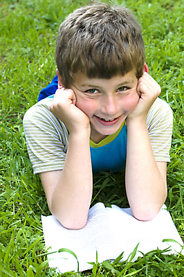 포토 JPG 해외이미지 1 학생 옷 종이 여유 얼굴 텍스트 휴식 관리 한명 미소 사람 책 여름 독서 머리카락 편지 해외202004 해외포토 계절 감정 컨셉 표정 신체부위 머리 파일형식 이미지허브