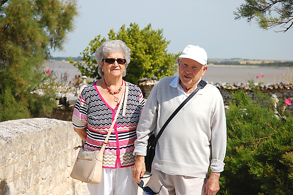 포토 JPG 해외이미지 나무 백인 커플 여자 노년 남자 행복 바다 결혼 가족 남편 함께함 건강 사랑 사람 성인 야외 두명 선글라스 산책 회색 아내 은퇴 옛날 조부모 해외202004 해외포토 서양인 식물 감정 안경 컬러 컨셉 관계 휴식 이벤트 파일형식 이미지허브