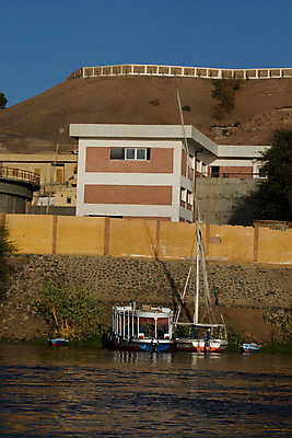 포토 JPG 해외이미지 모래 여행 요트 아프리카 자연 휴가 항해 이집트 풍경 사람없음 야외 물 여름 파란색 관광지 강 햇빛 반사 맑음 사막 바위 강가 이국적 해외202004 해외포토 자연요소 계절 나라 컬러 배_교통 날씨 태양 돌_바위 생태계 파일형식 이미지허브