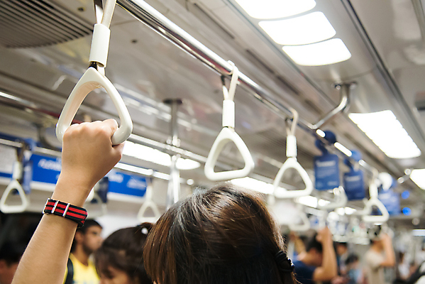 포토 JPG 해외이미지 여행 장신구 교통시설 자동차 버스 손잡이 사람없음 빛 잡기 바 원형 고리 플라스틱 오브젝트 방콕 일반 블러 해외202004 해외포토 도형 육상교통 교통 모션 태국 재질 대중교통 시설 파일형식 이미지허브