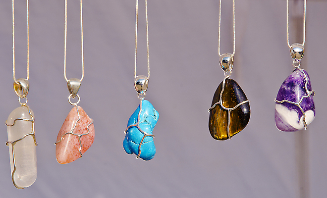 포토 JPG 해외이미지 여자 분홍색 컨셉 목걸이 선물 사람없음 야외 장식 파란색 빛 컬러풀 유행 판매 금속 보라색 흰색 화려 황금 고급 우아함 보석 심볼 사인 광택 목 보물 공평 매각 해외202004 해외포토 컬러 장신구 재질 사람 신체부위 광석 파일형식 이미지허브