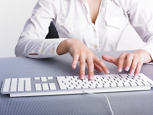 포토 JPG 해외이미지 직업 손 여자 인터넷 비즈니스 통신 손가락 탁자 열쇠 노동자 관리 사람없음 컴퓨터 사무실 타이핑 키보드 업무 작업 책상 비서 타입 해외202004 해외포토 가구 사람 신체부위 전자제품 파일형식 이미지허브