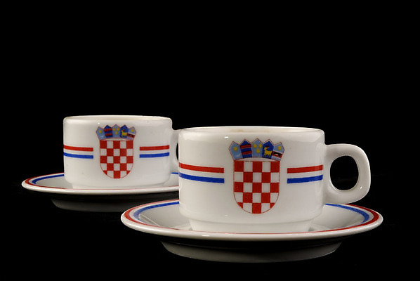 포토 JPG 해외이미지 그릇 무기 커피 백그라운드 사람없음 빨간색 파란색 식당 검은색 블록 마시기 흰색 깃발 가득함 컵받침 크로아티아 에스프레소 발칸반도 해외202004 해외포토 식기 유럽 음료 컬러 모션 상점 받침대 파일형식 이미지허브