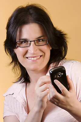 포토 JPG 해외이미지 모델 여자 행복 안경 포즈 통신 갈색머리 세포 한명 미소 사람 상반신 스마트폰 컴퓨터 머리 외침 주머니 전화기 피부 PDA 셀룰러 해외202004 해외포토 1 헤어스타일 잡화 감정 표정 신체부위 전자제품 핸드폰 스마트기기 소리 파일형식 이미지허브