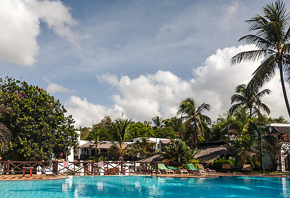 포토 JPG 해외이미지 나무 구름 라이프스타일 바다 여행 백그라운드 의자 자연 하늘 휴가 휴식 수영장 손바닥 풍경 사람없음 야외 초록색 물 여름 파란색 태양 정원 맑음 수영 흰색 뜨거움 심볼 선베드 코코넛 케냐 이국적 파라다이스 해외202004 해외포토 자연요소 식물 손 계절 컬러 가구 컨셉 과일 아프리카 날씨 생활 수상스포츠 생태계 파일형식 이미지허브