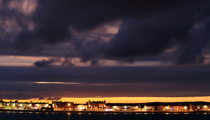 포토 JPG 해외이미지 구름 유럽 파도 바다 여행 건축양식 자연 하늘 휴가 잉글랜드 파노라마 풍경 해변 사람없음 야외 물 여름 파란색 태양 반사 일출 탑 항구 침묵 황혼 일몰 새벽 도시 야간 저녁 타운 수평선 해외202004 해외포토 자연요소 건축물 계절 건축 나라 컬러 교통시설 영국 촬영기법 노을 소리 생태계 파일형식 이미지허브