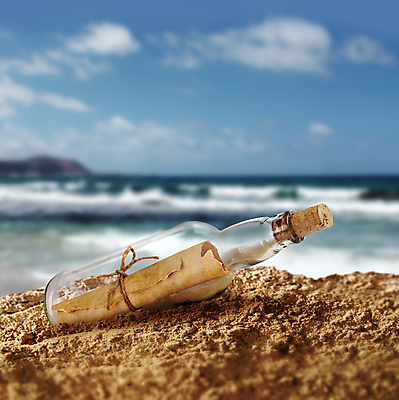 포토 JPG 해외이미지 종이 모래 바다 섬 백그라운드 컨셉 통신 하늘 사람없음 물 파란색 쪽지 메시지 편지 sos 헬프 해외202004 해외포토 자연요소 컬러 도움 구조요청 파일형식 이미지허브