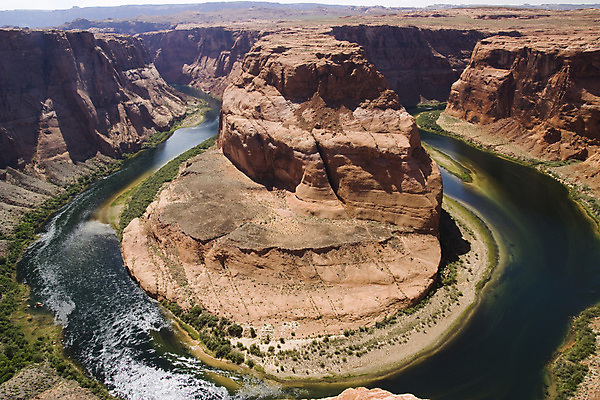 포토 JPG 해외이미지 여행 자연 하늘 숙이기 풍경 사람없음 야외 빨간색 초록색 물 강 여행객 골짜기 미국 절벽 부식 페이지 지역 애리조나 콜로라도 편자 해외202004 해외포토 자연요소 컬러 포즈 북아메리카 사람 생태계 말발굽 파일형식 이미지허브