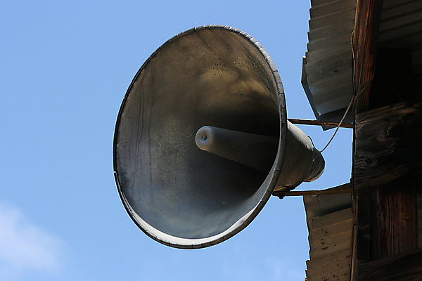 포토 JPG 해외이미지 구름 하늘 지붕 주택 말하기 사람없음 파란색 확성기 소리 장비 정보 얼룩 발표 메시지 철 방송 트럼펫 시스템 고정 튜브 일반 옛날 해외202004 해외포토 자연요소 컬러 모션 건물 금관악기 파일형식 이미지허브