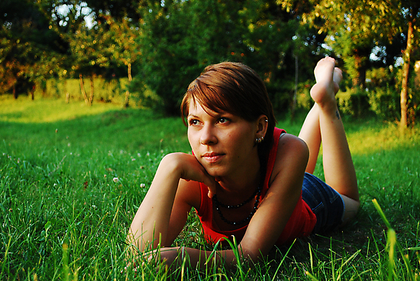 포토 JPG 해외이미지 응시 행복 자연 한명 미소 빨간색 초록색 태양 직물 도시 잠 해외202004 해외포토 자연요소 1 시선 감정 컬러 표정 사람 생태계 파일형식 이미지허브