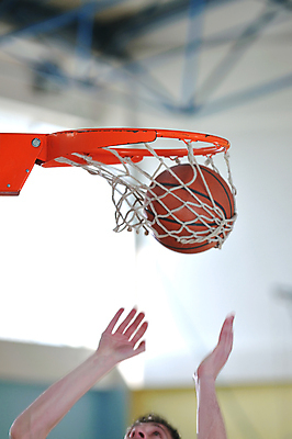 포토 JPG 해외이미지 손 농구 농구공 실내 아웃포커스 신체부위 운동 슛 농구대 농구장 해외포토 공 스포츠시설 촬영기법 건강 사람 내부 구기 골대 파일형식 이미지허브