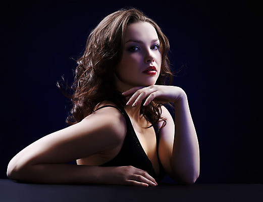 포토 JPG 해외이미지 백인 모델 헤어스타일 손 드레스 여자 유럽 얼굴 포즈 갈색머리 건강 한명 사람 성인 빨간색 파란색 머리 유행 검은색 화장품 흰색 신선 화려 우아함 피부 어깨 팔 돌봄 의료성형뷰티 스타일 솔깃 해외202004 해외포토 서양인 1 옷 나라 컬러 컨셉 모션 신체부위 뷰티 파일형식 이미지허브