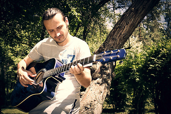 포토 JPG 해외이미지 나무 백인 1 라이프스타일 손 계절 공원 남자 얼굴 음악 백그라운드 잎 노래 자연 놀이 한명 사람 성인 야외 10대 파티 검은색 음악가 회색 가수 기타 표현 숲 예술가 플레이어 혼자 해외202004 해외포토 서양인 식물 직업 공공시설 컬러 청소년 현악기 문화예술 이벤트 생활 신체부위 생태계 파일형식 이미지허브