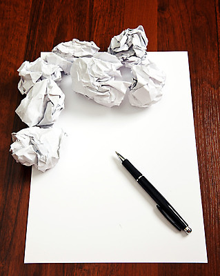 포토 JPG 해외이미지 종이 컨셉 비즈니스 통신 손가락 아이디어 실내 창조 사람없음 가로 컴퓨터 알약 연필 펜 우주 공백 터치 흰색 기록 작업 기다림 계획 손톱 작가 책상 오브젝트 지우개 서식 문서 페이지 되감기 브레인스토밍 해외202004 해외포토 직업 손 컬러 가구 모션 학용품 내부 전자제품 필기구 약 파일형식 이미지허브