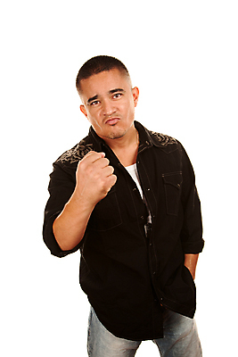 포토 JPG 해외이미지 손 남자 셔츠 한명 주먹 흰색 청바지 표현 자신감 폭력 위협 히스패닉 고립 공격적 해외202004 해외포토 1 감정 컬러 컨셉 상의 바지 모션 사람 신체부위 사회이슈 파일형식 이미지허브