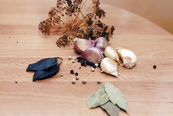 포토 JPG 해외이미지 음식 백그라운드 채소 재료 유리 탁자 오이 건강 마늘 사람없음 목재 초록색 빛 주방 식사 흰색 시골 맛 상품 작음 향신료 오브젝트 싱글 유기농 피클 소금 통조림 식품점 오이피클 입가심 절임 짠맛 채식주의자 해외202004 해외포토 나무 웰빙 컬러 가구 컨셉 재질 상점 크기 채식 향미료 파일형식 이미지허브