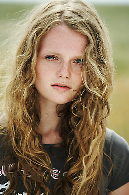 포토 JPG 해외이미지 라이프스타일 여자 얼굴 한명 사람 성인 여름 빛 금발 희망 봄 우아함 불기 입술 개성 해외202004 해외포토 1 헤어스타일 계절 감정 컨셉 모션 생활 신체부위 파일형식 이미지허브