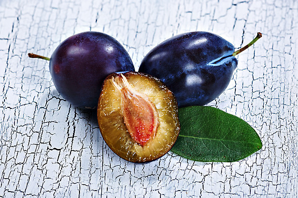 포토 JPG 해외이미지 잎 과일 사람없음 파란색 반쪽 보케 자두 숙성 해외202004 해외포토 식물 컬러 파일형식 이미지허브