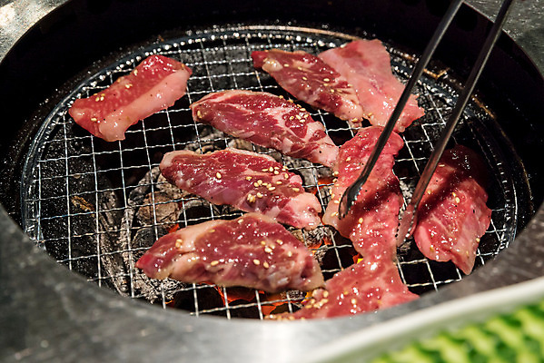 포토 JPG 해외이미지 접시 음식 조각 다이어트 재료 불 불꽃 육류 스테이크 요리 사람없음 빨간색 주방 일본 검은색 축제 식사 소고기 흰색 신선 소 혈액 닫기 그릴 바비큐 자르기 허리 날것 숯 갈비뼈 등심 생식 정육점 해외202004 해외포토 자연요소 식기 아시아 컬러 식재료 포유류 모션 주방용품 뼈 서양음식 건강 신체부위 상점 파일형식 이미지허브