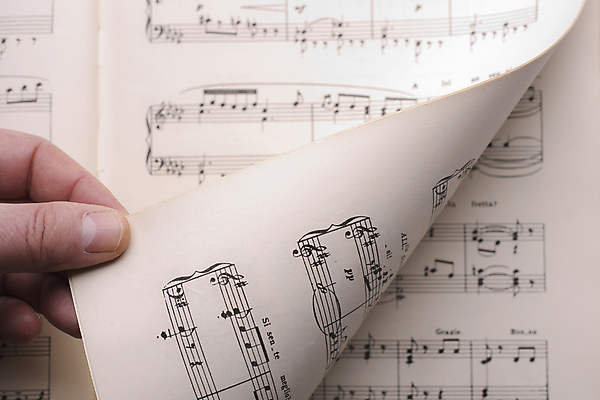 포토 JPG 해외이미지 손 종이 음악 신체부위 잡기 악보 넘기 해외202004 해외포토 모션 문화예술 사람 파일형식 이미지허브