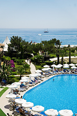 포토 JPG 해외이미지 나무 문화 바다 여행 의자 우산 자연 하늘 휴가 휴식 사람 풍경 사람없음 야외 물 여름 파란색 햇빛 수영 침묵 흰색 휴게실 지중해 오브젝트 휴양지 양산 장면 멀리 해외202004 해외포토 자연요소 식물 계절 컬러 가구 컨셉 태양 소리 장소 수상스포츠 생태계 파일형식 이미지허브