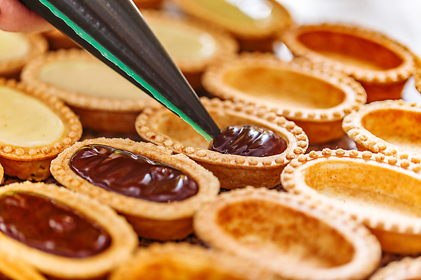 포토 JPG 해외이미지 근접촬영 사람없음 제과 초콜릿 달콤 작음 제빵 미니 짤주머니 타르트 해외202004 채우기 해외포토 빵 뷰포인트 모션 디저트 제과제빵 맛 크기 파이_빵 제빵도구 파일형식 이미지허브